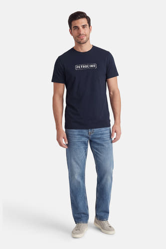 T-shirt bleu à manches courtes de Petrol Industries, avec un imprimé blanc, à combiner avec un jean et des baskets basses.
