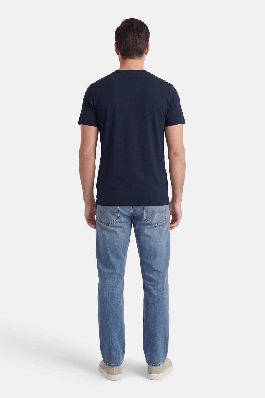 T-shirt bleu à manches courtes de Petrol Industries, vu de dos, avec un jean et des chaussures décontractées.