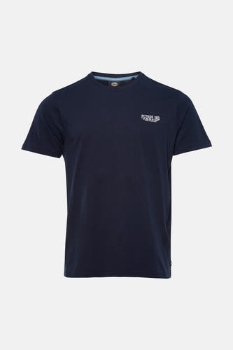 T-shirt bleu à manches courtes de Petrol Industries, avec un petit imprimé sur la poitrine, à combiner avec un jean et des baskets blanches.