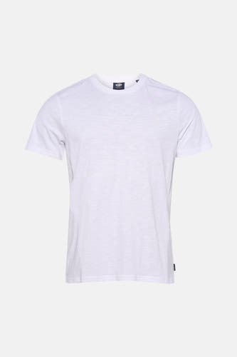T-shirt blanc à manches courtes de Petrol Industries, avec un petit logo sur la poitrine et une étiquette sur le côté.