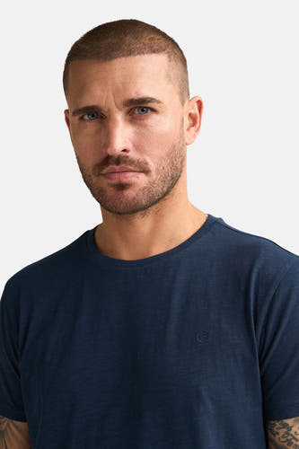 T-shirt bleu à manches courtes de Petrol Industries®, design simple, porté par un homme.