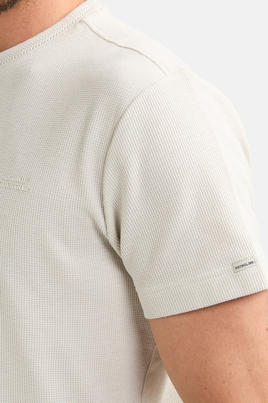 T-shirt écru à manches courtes de Petrol Industries, avec texture gaufrée et un logo discret sur la manche.