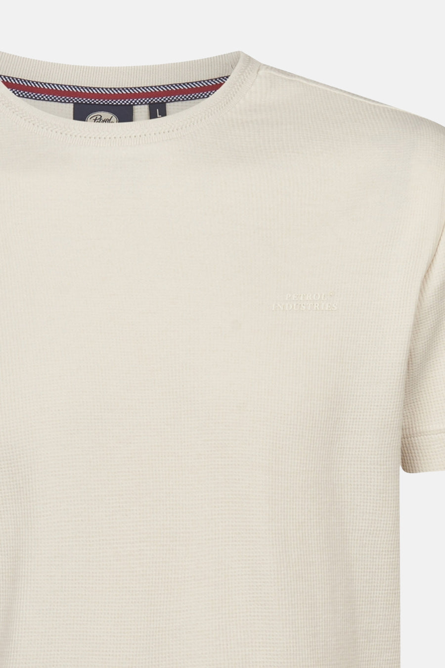 T-shirt écru à manches courtes de Petrol Industries, avec des détails de logo subtils et une fine structure gaufrée.
