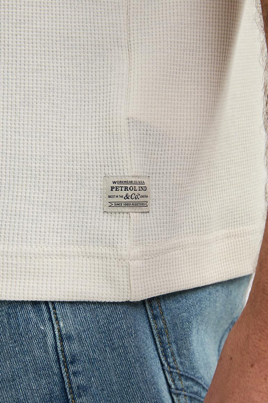 T-shirt écru à manches courtes de Petrol Industries, avec une subtile texture gaufrée et un détail d'étiquette.