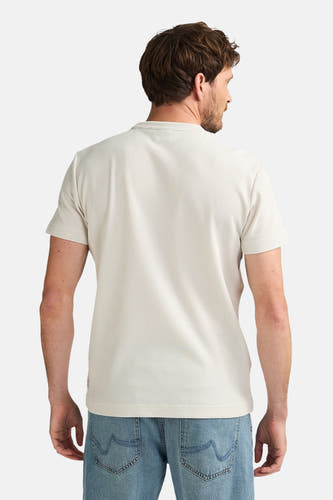 T-shirt écru à manches courtes de Petrol Industries, avec une texture subtile et porté avec un jean.