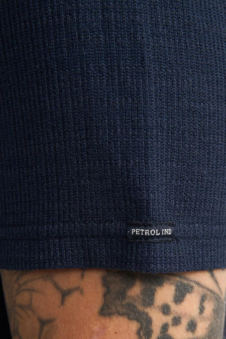 T-shirt bleu à manches courtes de Petrol Industries, avec texture côtelée et une petite étiquette de marque.