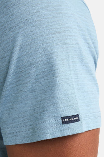 T-shirt bleu à manches courtes de Petrol Industries, gros plan sur la manche avec un détail d'étiquette.