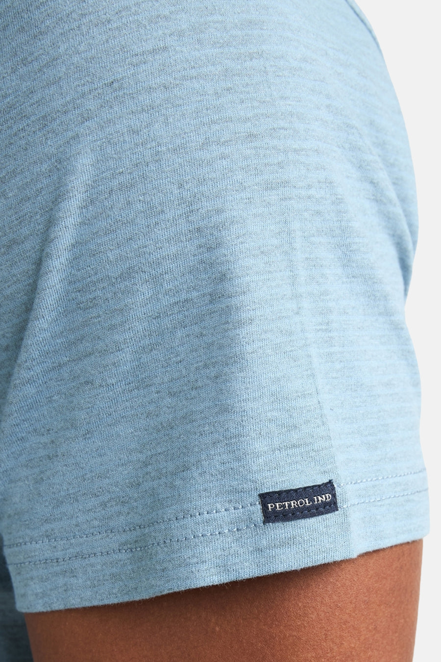 T-shirt bleu à manches courtes de Petrol Industries, gros plan sur la manche avec un détail d'étiquette.