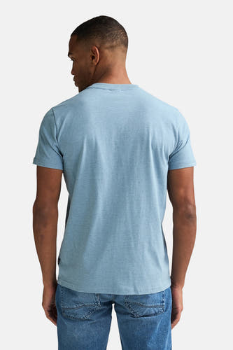 T-shirt bleu à manches courtes de Petrol Industries, dos, avec une texture chinée et jean.