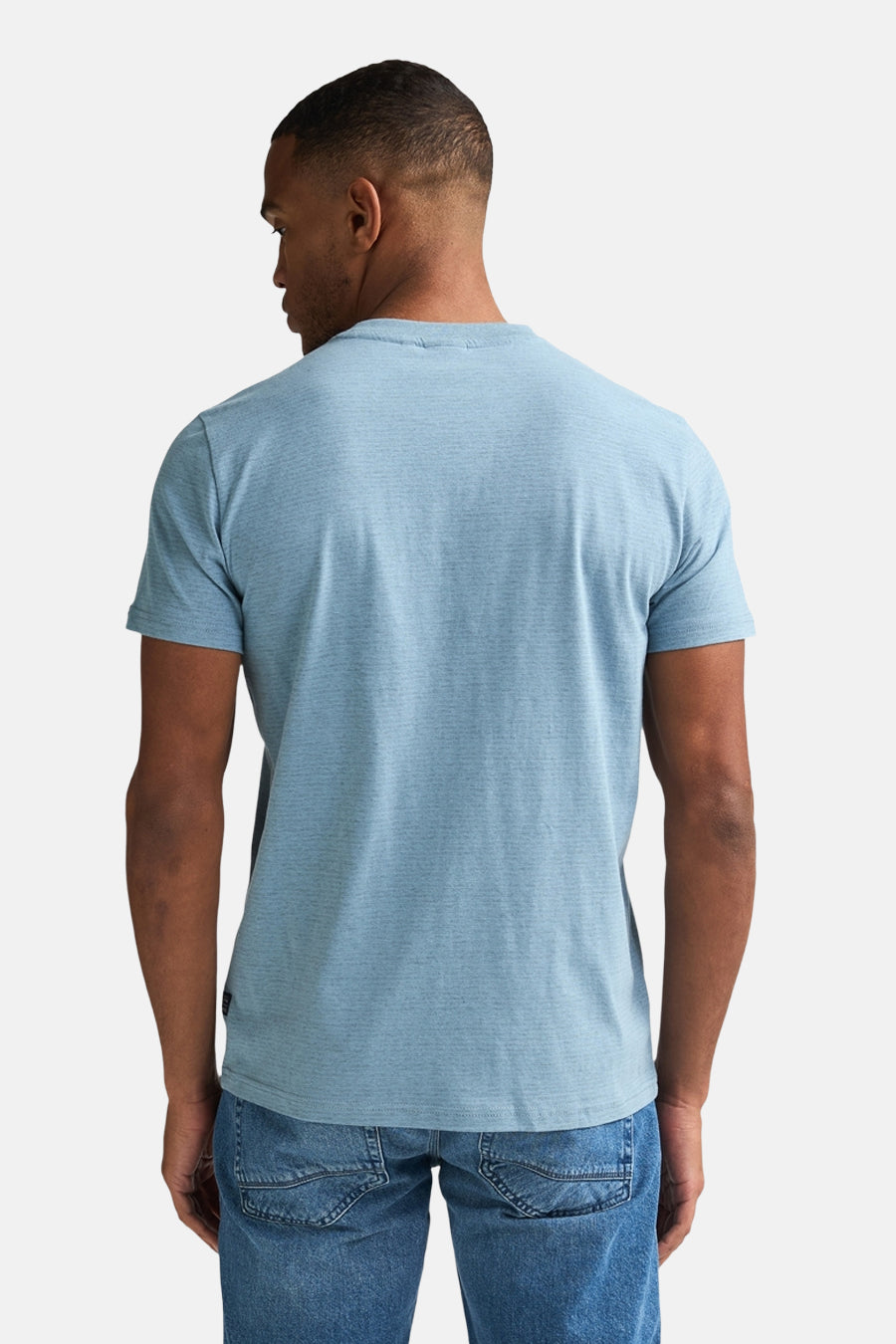 T-shirt bleu à manches courtes de Petrol Industries, dos, avec une texture chinée et jean.