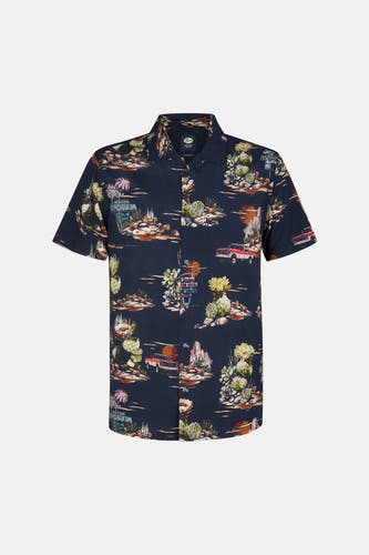 Chemise multicolore à manches courtes de Petrol Industries avec un motif de cactus, de voitures et de paysages désertiques.