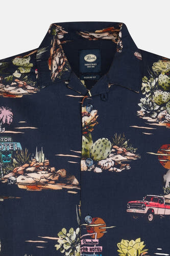 Chemise multicolore à manches courtes de Petrol Industries®, avec un imprimé désert et une fermeture boutonnée.