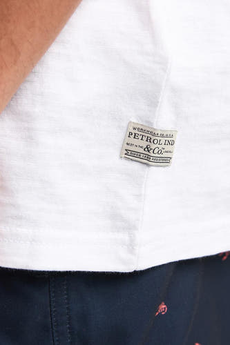 Débardeur blanc de Petrol Industries avec une étiquette tissée sur le devant et une légère texture chinée.