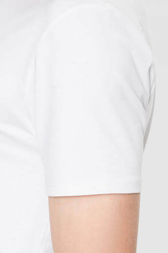 T-shirt blanc à manches courtes de Guess®, avec aperçu du dos de la manche et du haut du bras.