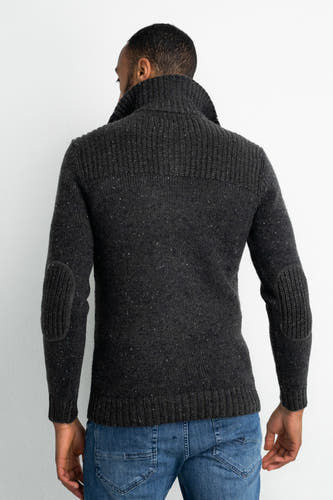 Gilet en maille gris de Petrol Industries®, avec un col montant et des empiècements aux coudes, sur un mannequin en jean.