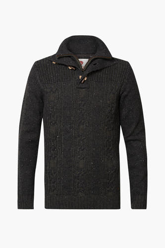 Pull gris de Petrol Industries®, avec un motif torsadé et un col à boutons en bois.
