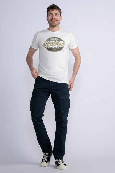Pantalon cargo bleu de Petrol Industries, associé à un T-shirt blanc et des baskets noires.