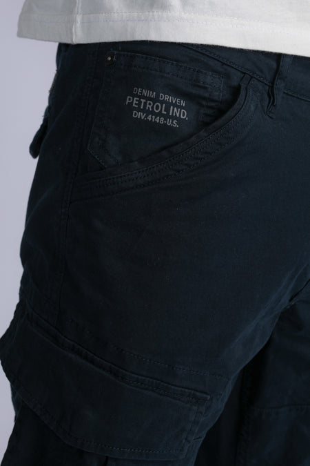 Pantalon de travail bleu de Petrol Industries avec poche et finition discrète.