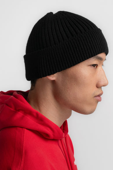 La sale gueule de Petrol Industries, portant une hoodie rouge, en gros plan de dos.