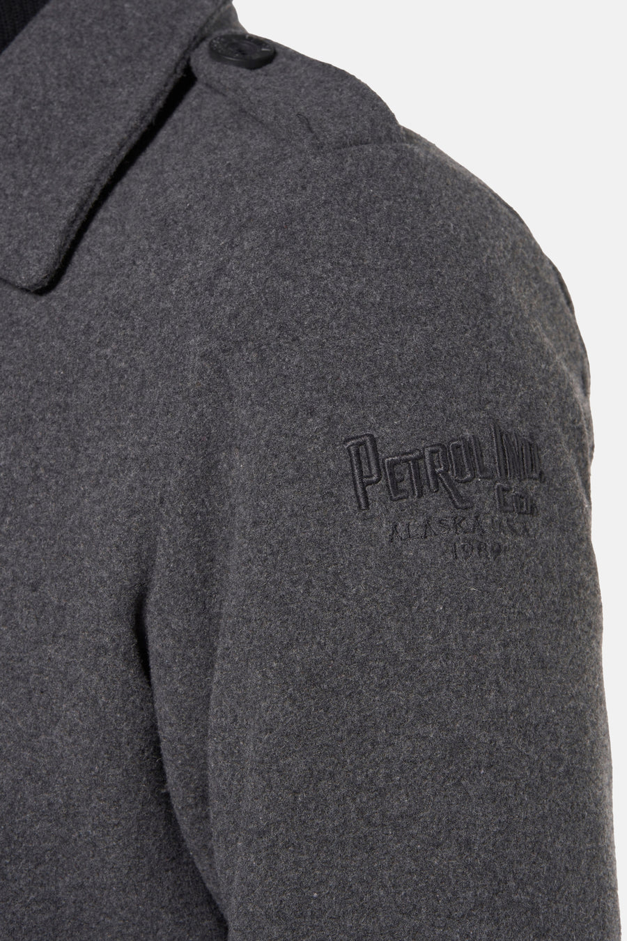 Manteau de laine grise de Petrol Industries®, avec des épaulettes et un logo brodé sur le poignet.