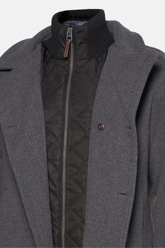 Veste grise de Petrol Industries, avec une doublure intérieure en duvet noir et un col côtelé.
