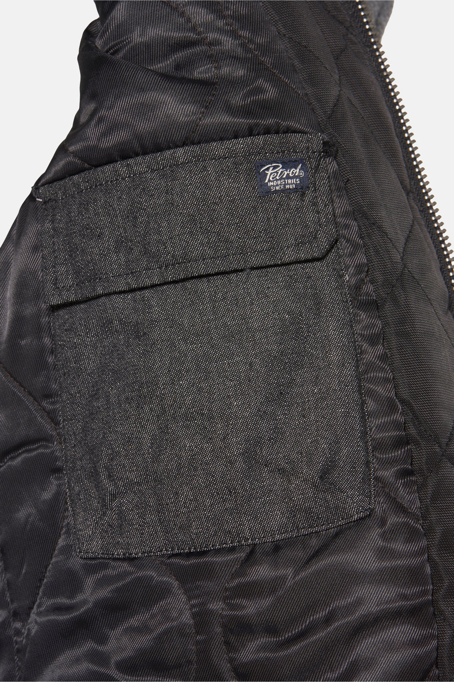 Blouson noir avec poche et fermeture éclair.