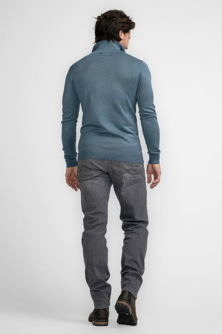 Veste bleue de Petrol Industries, avec des manches longues, associée à des jeans gris et des bottes brunes, vue arrière.