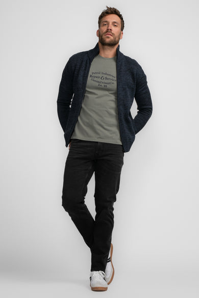 Gilet bleu de Petrol Industries avec la main dans la poche et badge logo.