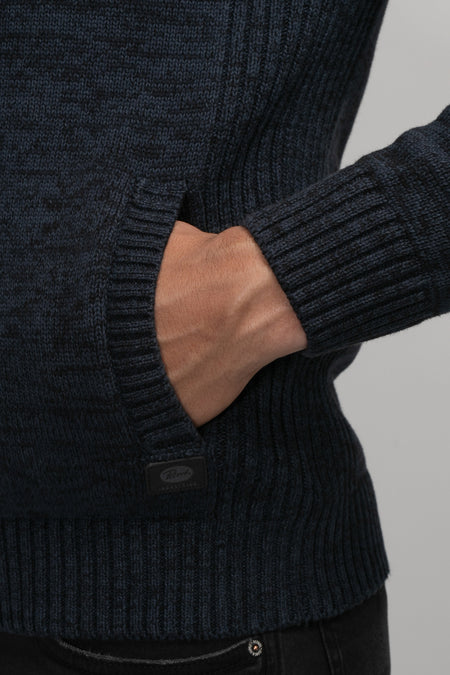 Blauw gilet van Petrol Industries met hand in de zak en logo-badge.
