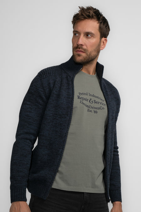 Gilet bleu de Petrol Industries, avec des rayures sur les épaules et une fermeture à glissière devant.