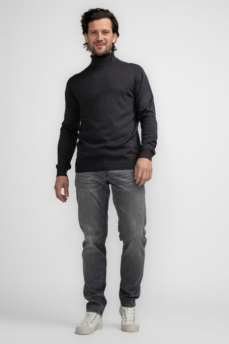 Veste bleue de Petrol Industries®, associée à des jeans gris et des baskets blanches.