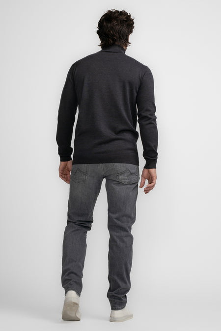 Blauwe coltrui van Petrol Industries, gezien van achteren, gecombineerd met grijze jeans en witte sneakers.
