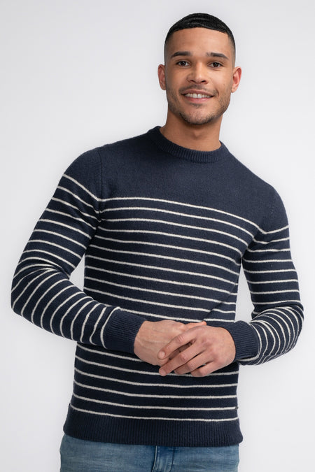 T-shirt bleu avec col rond de Petrol Industries, à rayures horizontales et porté avec un jean.