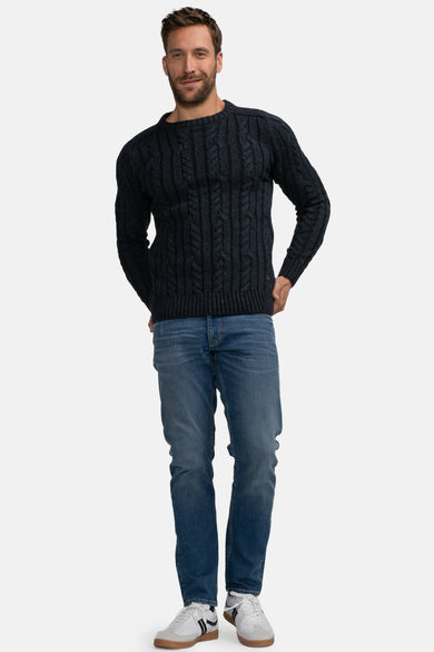 T-shirt bleu avec col rond de Petrol Industries, à motif côtes, porté avec des jeans et des baskets blanches.