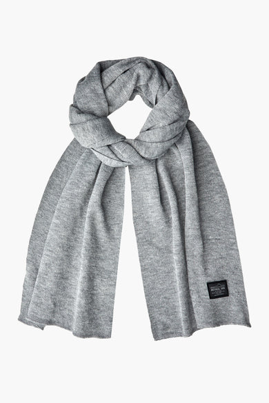 Chapeau d'hiver gris de Petrol Industries avec une texture tricotée, drapé autour du cou et un étiquette de marque.
