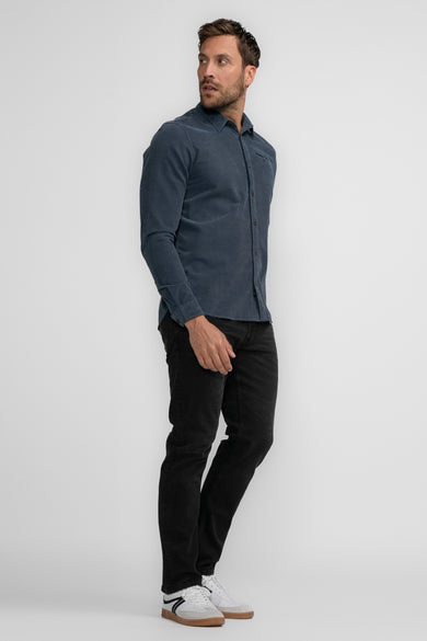 Blau, longue manche de chemise Petrol Industries®, portée avec un pantalon noir et des baskets blanches, vue de dos.