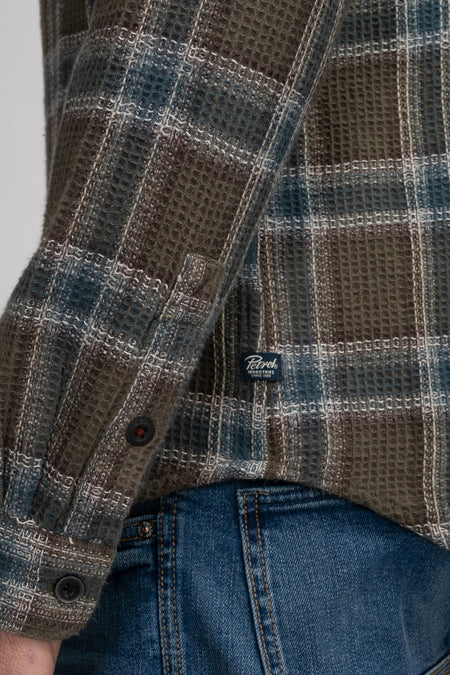 Chemise brune à longues manches de Petrol Industries, avec un motif rayé et une texture tissée.