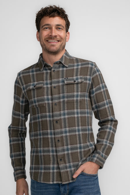 Chemise brune à longues manches de Petrol Industries, avec un motif de fenêtre et des poches po poitrine.
