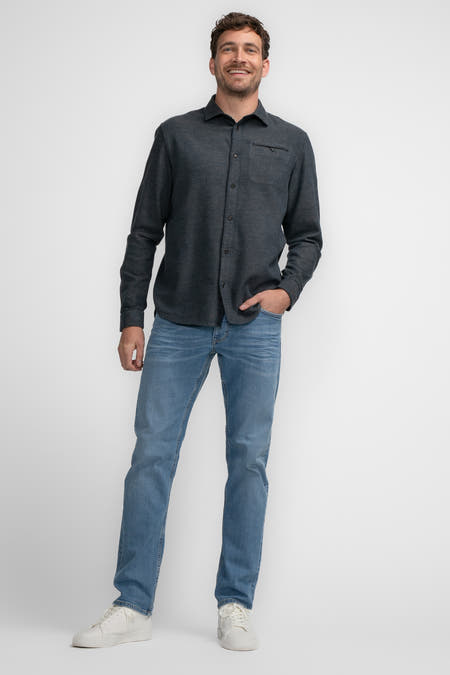 Bleu, chemise à manches longues de Petrol Industries®, portée avec des jeans et des baskets blanches.