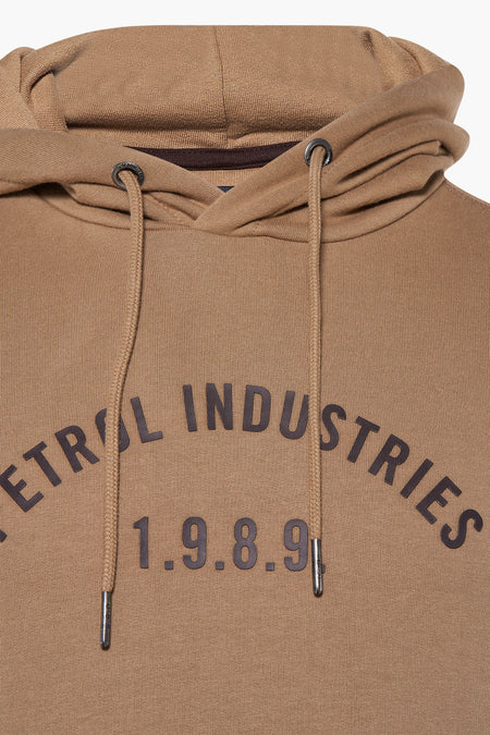 Gilet beige avec capuche de Petrol Industries, avec impression de texte marron foncé et cordons.