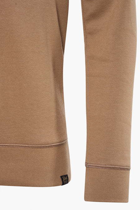 Gilet beige de Petrol Industries, avec un bord côtelé à la base et aux manches, et un détail d'étiquette.