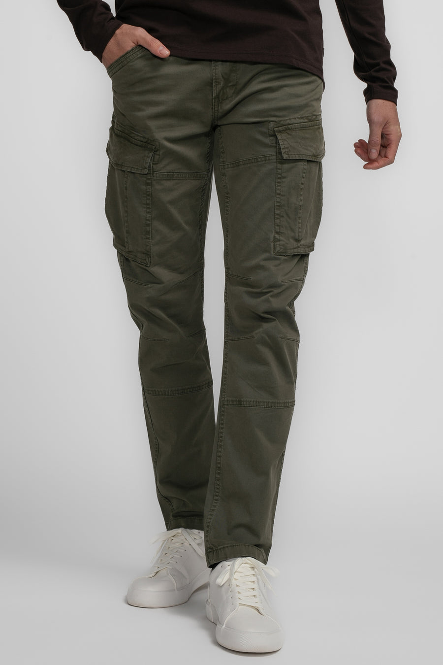 Pantalon de travail vert de Petrol Industries, avec plusieurs poches et porté avec des baskets blanches.