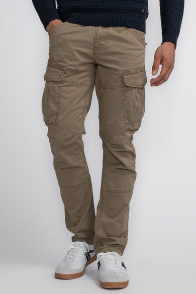 Pantalon cargo Bruine de Petrol Industries® avec grandes poches, porté avec un pull foncé et des baskets blanches, vue de face