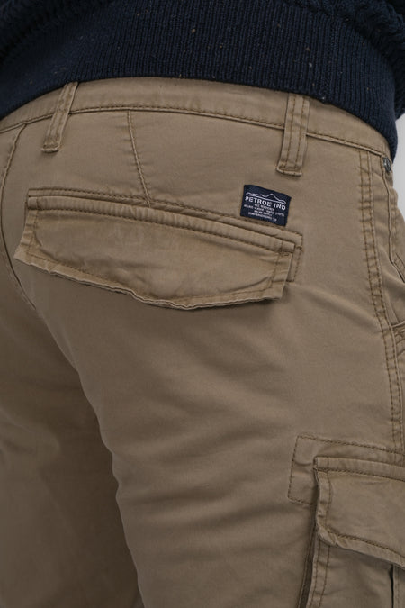Pantalon cargo brun de Petrol Industries® avec poche arrière et étiquette, gros plan de l'arrière