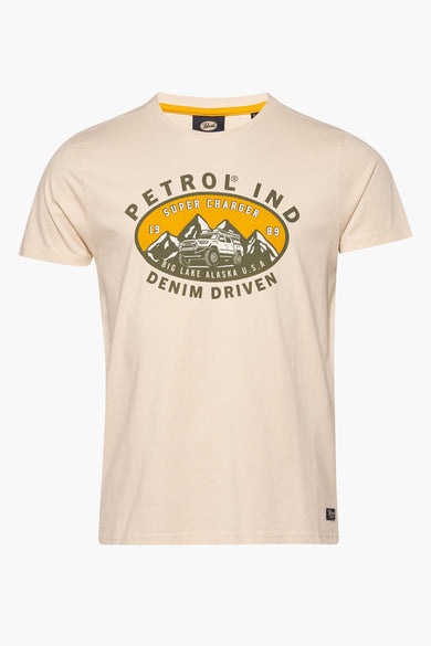 T-shirt écru à manches courtes de Petrol Industries, avec une impression graphique sur la poitrine et un col rond.