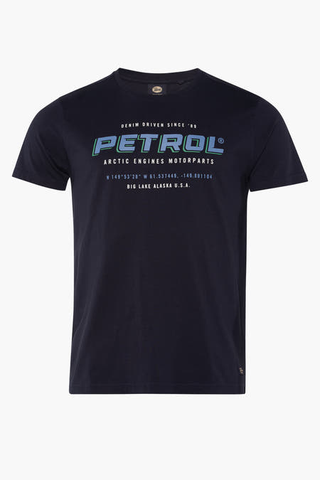 T-shirt bleu à manches courtes de Petrol Industries®, avec une impression du nom de la marque et d'éléments graphiques.