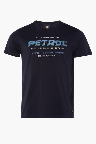T-shirt bleu à manches courtes de Petrol Industries®, avec une impression du nom de la marque et d'éléments graphiques.