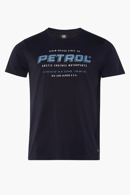 T-shirt bleu à manches courtes de Petrol Industries®, avec une impression du nom de la marque et d'éléments graphiques.