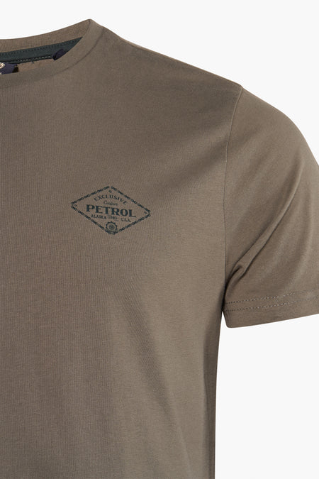 T-shirt à manches courtes vert olive de Petrol Industries® avec col rond et petit logo sur la poitrine, vue rapprochée de face