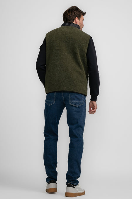 Gilet vert de Petrol Industries Industries une Industries texture dou dou, port port sur un noir-shirt et des jeans noirs.